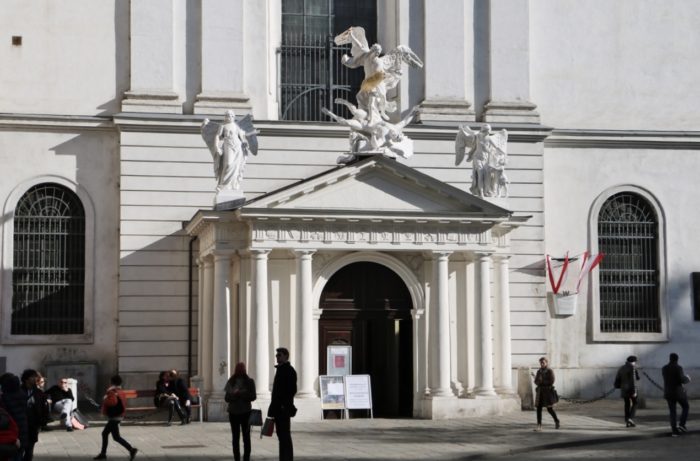 Der Portikus – das Portal der Michaelerkirche (1724)<br/>restauriert 2014 (innen), 2015/16 (außen)